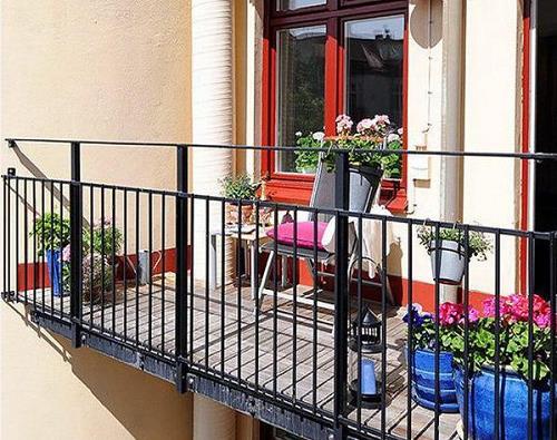 Đặt chổi ở ban công hút tài lộc