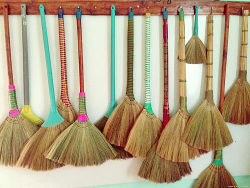 Đặt chổi ở cửa nhà là sai phong thủy