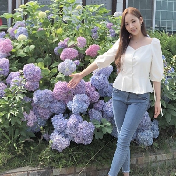 Hay đơn giản với quần skinny jean và áo tay phồng