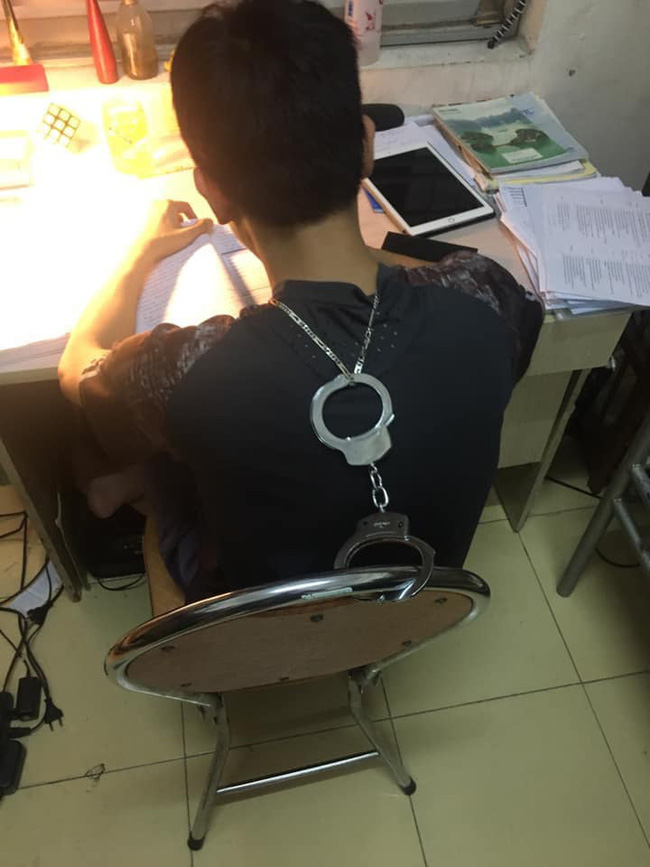 Cậu bé ngồi học bài nhưng lại được bố 