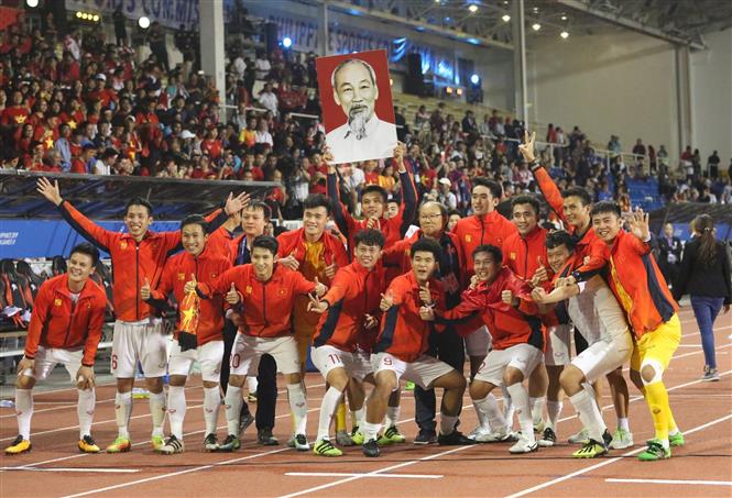 U22 Việt Nam nhận chiếc HCV tại SEA Games 30. Ảnh: Hoàng Linh/TTXVN