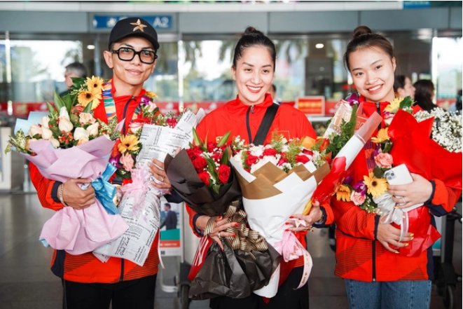 Tại sân bay, đông đảo người thân và bạn bè đã có mặt từ sớm để chào đón vợ chồng kiện tướng dance sport.