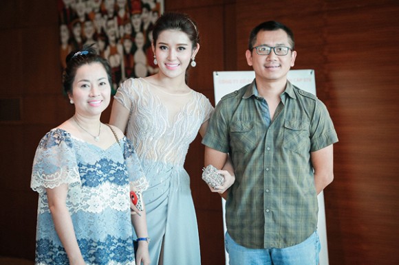 Trong chia sẻ mừng sinh nhật, mẹ ruột cũng tiết lộ Huyền My chưa có bạn trai và mong con gái sẽ tìm được người “bạn đời” ưng ý trong tương lai.