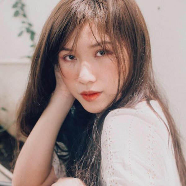 Ngoài đời, Trương Cẩm Lành sở hữu vẻ đẹp mong manh, nữ tính.