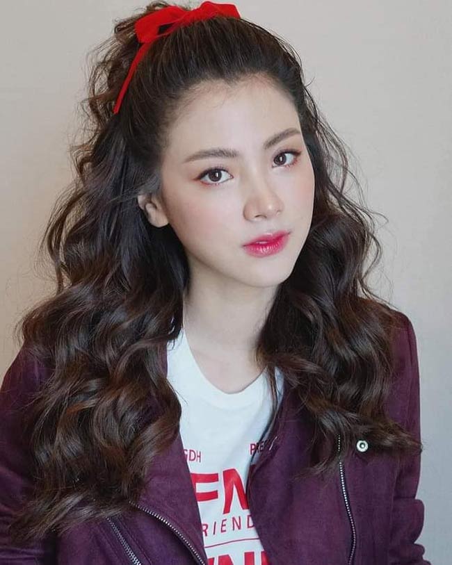 Với kiểu trang điểm này Baifern thường kết hợp với Shbet123 Link Vào ShBet Mới Nhất xoăn sóng nhỏ cùng điểm nhấn là một vài chiếc nơ