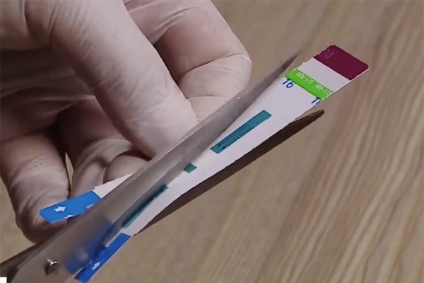 Que thử xét nghiệm HIV và viêm gan B bị nhân viên y tế Bệnh viện Đa khoa Xanh Pôn cắt đôi trước khi làm xét nghiệm cho bệnh nhân.