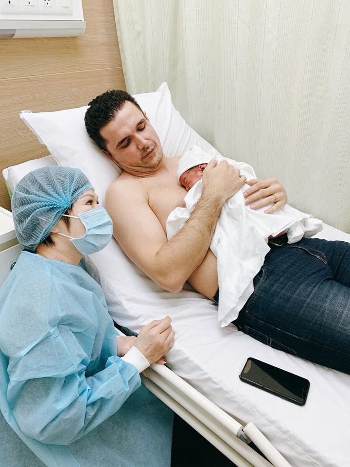 Chồng MC Phương Mai bế con trai đầu lòng.  