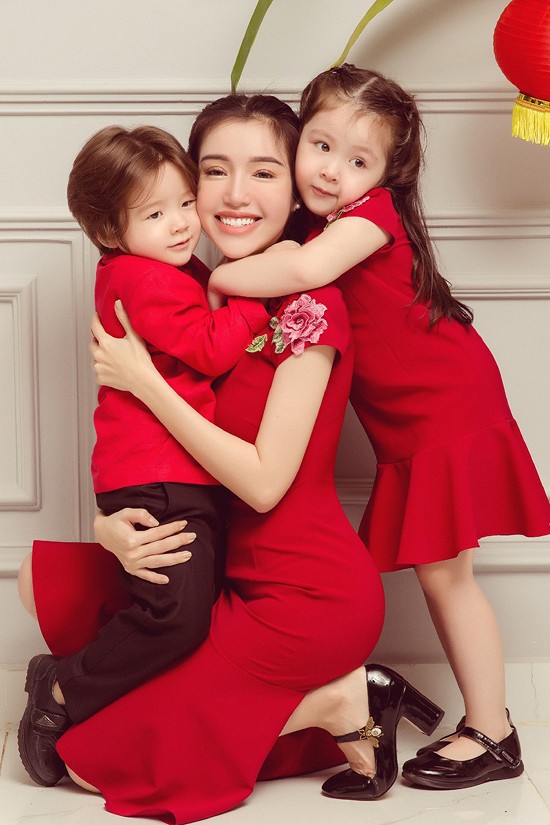 Hai thiên thần nhí lai Tây của Elly được cư dân mạng đặc biệt chú ý mỗi khi xuất hiện vì vô cùng dễ thương, đáng yêu.