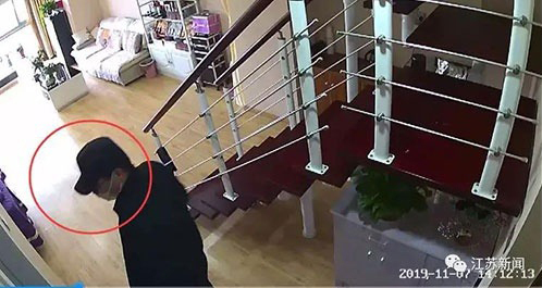 Tên cướp vào tiệm spa và đeo khẩu trang kín mít. Ảnh: Sina.