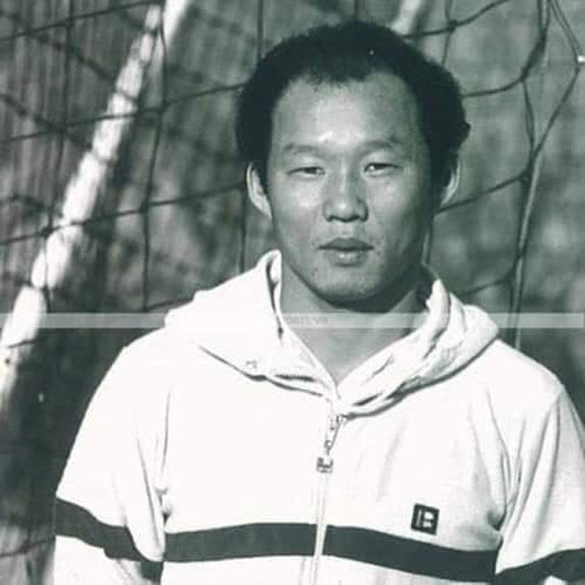 HLV Park Hang Seo thời trẻ.