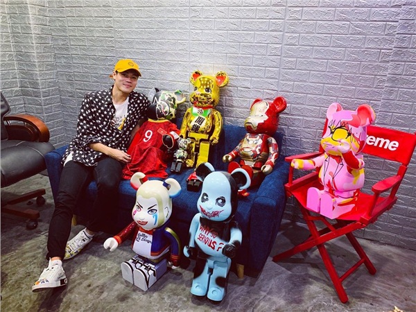  Ước tính, cả bộ sưu tập Bearbrick như trong hình của Văn Toàn có giá dao động trong khoảng 100 - 150 triệu. 