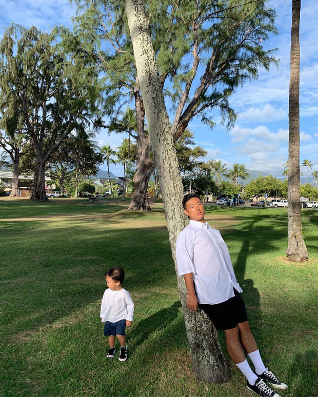 Gary mặc đồ đôi với con trai. Quý tử nhà nam rapper đình đám gây sốt vì dáng vẻ đáng yêu và đã lớn lắm rồi.