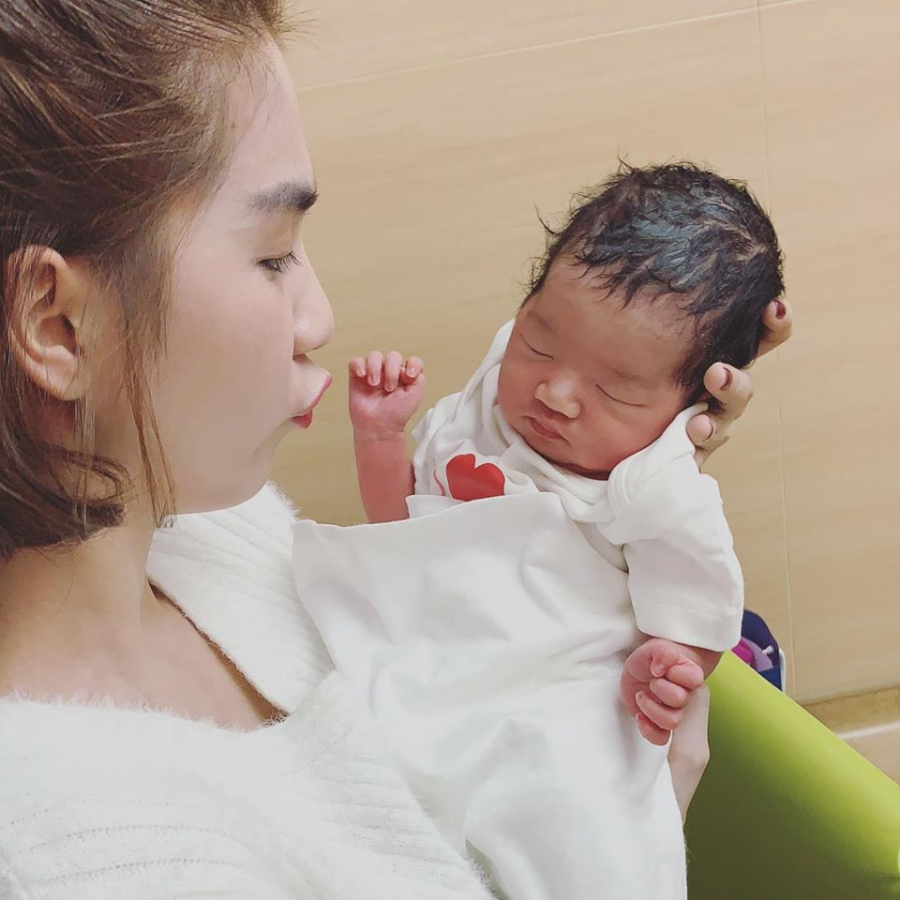 Ngọc Trinh vui mừng đón đứa cháu thứ 11 ra đời. Cô bế cháu mình rất khéo và bày tỏ niềm mong ước làm mẹ.