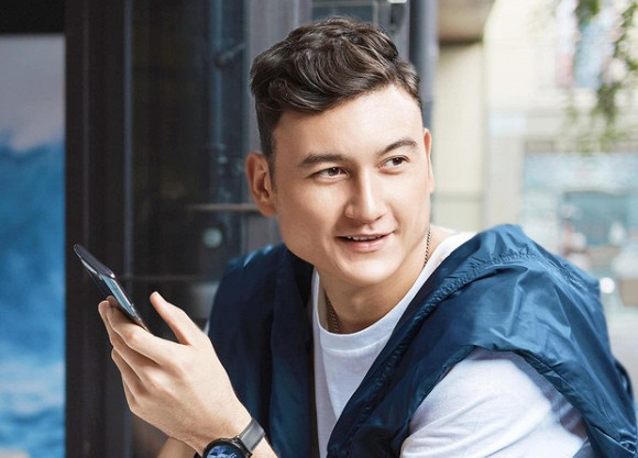 Trong suốt một ngày vừa qua, cả showbiz Việt chấn động khi nam thủ môn Đặng Văn Lâm bất ngờ vướng nghi án lộ ảnh nóng kèm đoạn chat với nội dung nhạy cảm. Theo đó trong đoạn hội thoại được chia sẻ, nam thủ môn nổi tiếng đã chủ động gửi những hình ảnh nhạy cảm của mình cho một cô gái. Được biết tài khoản facebook trong đoạn chat có dấu tích xanh nhưng mọi người vẫn cho rằng, Đặng Văn Lâm đã bị hack hoặc bị chơi xấu.    