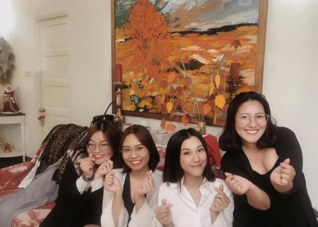 Hoàng Oanh xuất hiện tươi tắn trong dịp hội ngộ bạn bè.