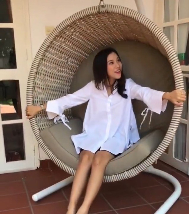Thay vì diện Shbet999 com đăng nhập khoe body như trước đây, Hoàng Oanh lại khéo léo chọn chiếc áo rộng thùng thình giấu bụng.