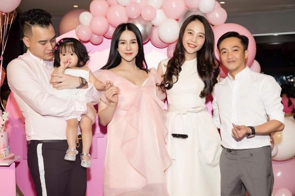 Diệp Lâm Anh vẫn rạng rỡ diện đồ đẹp và đi giày cao gót trong tiệc của con gái dù mới sinh chỉ một ngày.  
