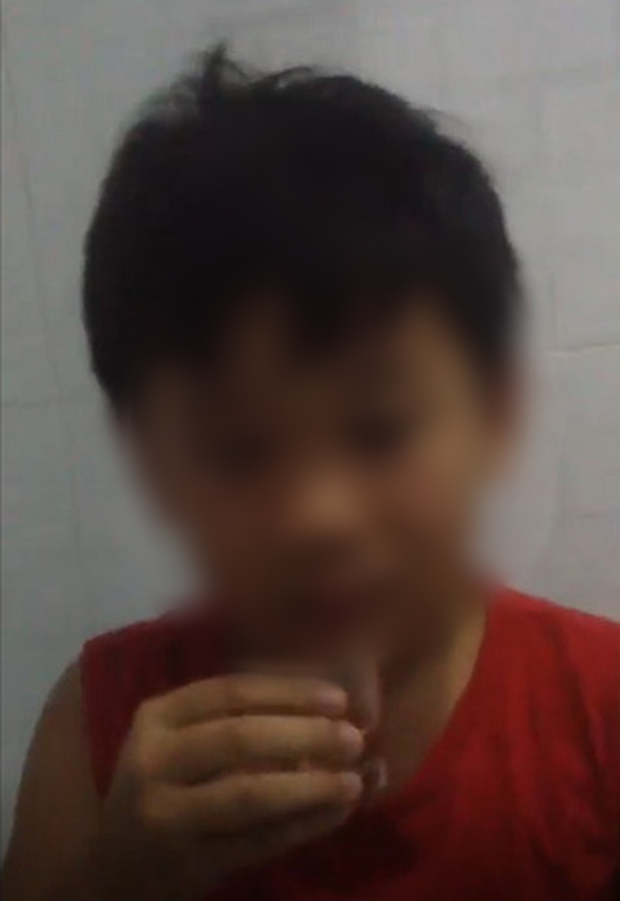 Bé trai bị bố bắt uống rượu. Hình ảnh cắt từ clip.