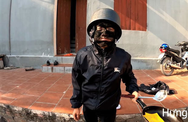 Hưng Vlog đóng giả nhân vật ăn xin mặt đen gây xôn xao.