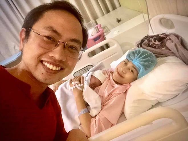 Vui mừng khi vợ sinh quý tử đầu lòng, chồng MC Phí Linh vẫn không quên cổ vũ cho đội tuyển Việt Nam.  