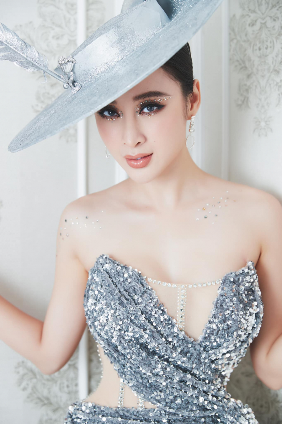 angela-phuong-trinh-mat-4-tieng-dinh-da-len-nguoi-de-hoa-nu-hoang-bang-gia-79367007_1414446662066869_194560248982274048_o-1576467127-900-width1364height2048