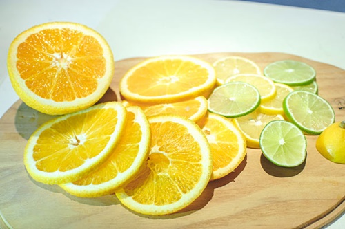 Chanh giúp làm sạch lò vi sóng