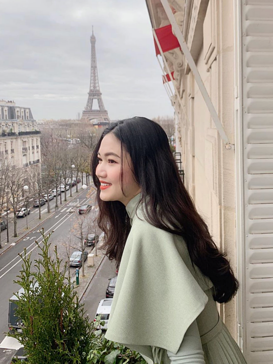 Thanh Tú khoe ảnh ở Paris do ông xã chụp hồi đầu tháng 12/2019.