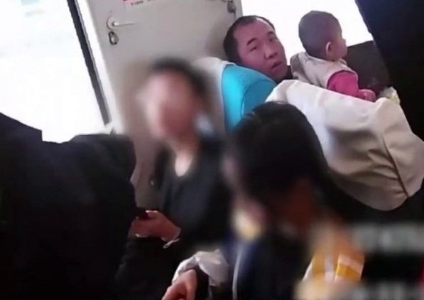 Mâu thuẫn với bố mẹ, bé gái 12 tuổi bỏ nhà đi theo bạn trai 15 tuổi và bị cảnh sát giữ lại.