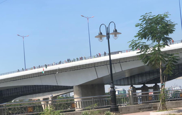 Đoạn cầu xảy ra vụ việc. Rất nhiều người dân tập trung tại đây để theo dõi.