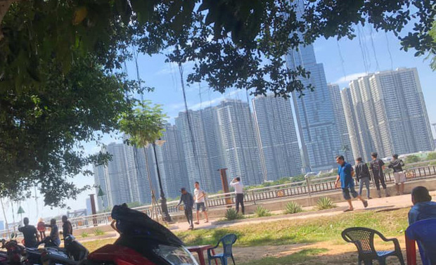 Người dân đã hô hoán, gọi người đưa nạn nhân vào bờ an toàn.