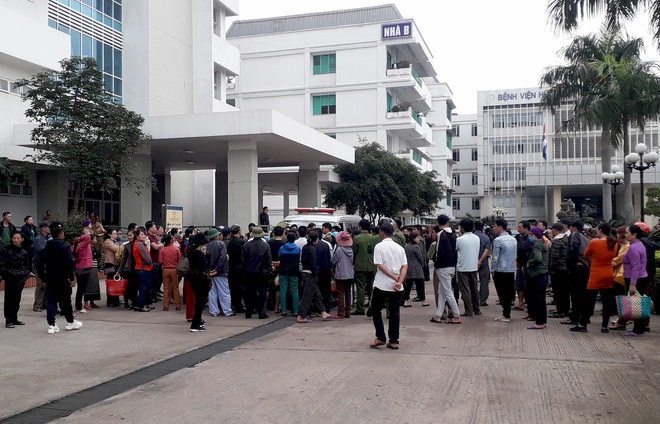 Người nhà bệnh nhân tập trung tại bệnh viện để yêu cầu làm rõ nguyên nhân tử vong của sản phụ 34 tuổi.
