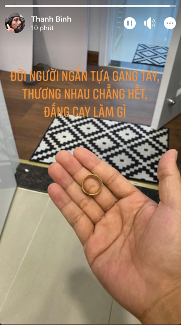 Cách đây ít phút trên story trang cá nhân, nam diễn viên Thanh Bình bất ngờ khi đăng tải hình ảnh chiếc nhẫn vàng đặt ngay ngắn trên tay. Đây là lần hiếm hoi kể từ khi đổ vỡ hôn nhân, nam diễn viên chủ động chia sẻ dòng trạng thái liên quan đến chuyện tình cảm kể từ khi vụ ly hôn với Ngọc Lan công bố rộng rãi. Đồng thời chiếc nhẫn trên tay anh là một chiếc nhẫn vàng, có kiểu dáng tương tự như nhẫn cưới đã khiến nhiều cư dân mạng cho rằng Thanh Bình vẫn giữ lại vật kỷ niệm ý nghĩa này với vợ cũ dù đã chia tay.