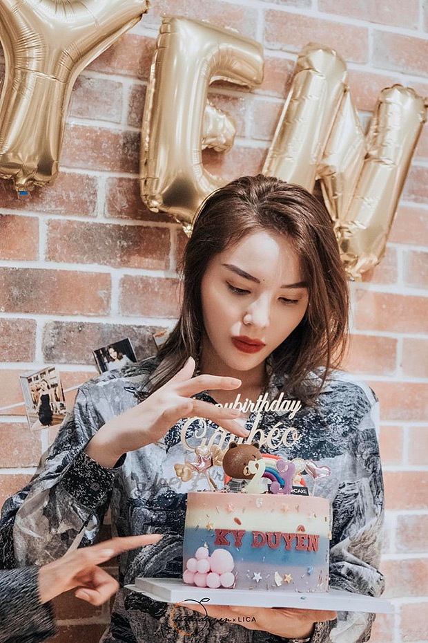 Trước đó, Kỳ Duyên cũng đã đón tuổi mới sớm vui vẻ và ấm áp bên Minh Triệu và các fan tại Hà Nội.  