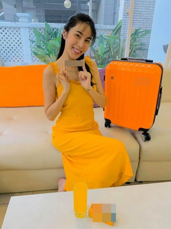 Thủy Tiên gây hoang mang khi chia sẻ hình ảnh với diện mạo khá hốc hác. Xuất hiện trong bộ váy hai dây ôm sát body, Thủy Tiên để lộ cánh tay khẳng khiu, gầy guộc. Với hình ảnh này, người hâm mộ đã thẳng thắn gửi lời nhắc nhở nghiêm túc đến cân nặng hiện tại của nữ ca sĩ. Thậm chí nhiều người còn đưa ra nhận định rằng bà xã Công Vinh chỉ nặng 39kg khi sở hữu chiều cao 1m67.