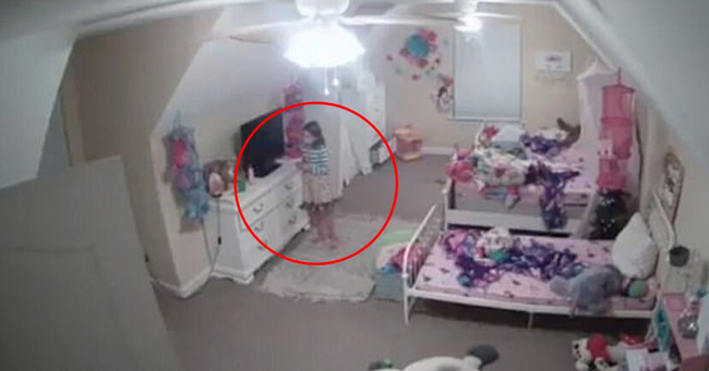 Bé gái phát hiện chiếc camera trong phòng phát ra tiếng người lạ. 