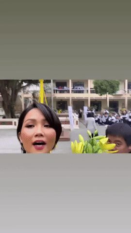 suc-hut-cua-hhen-nie-du-da-het-nhiem-ky-fan-bat-chap-nguy-hiem-chay-theo-xe-hoi-xin-ky-tang-ho-reo-nhu-gap-idol-48112f