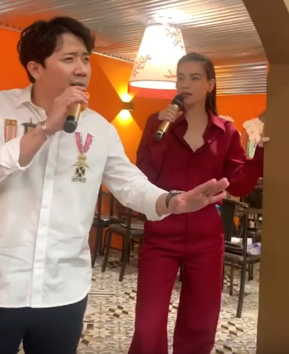 Để chúc mừng sinh nhật NTK Lý Quý Khánh, Hồ Ngọc Hà và Trấn Thành đã có một món quà bất ngờ dành tặng anh, chính là màn song ca 