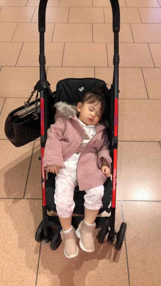 Mai Hồ mới đây đã đăng tải loạt hình ảnh của con gái với chồng hiện tại. Đồng thời cũng tiết lộ con gái rất quậy nghịch trên máy bay.    