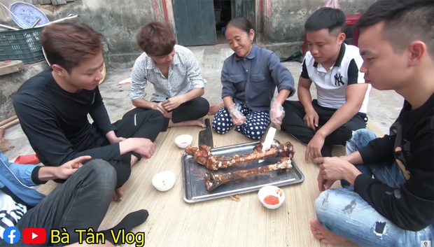 Món ăn hoàn thành, bà Tân gọi các cháu đến cùng thưởng thức.