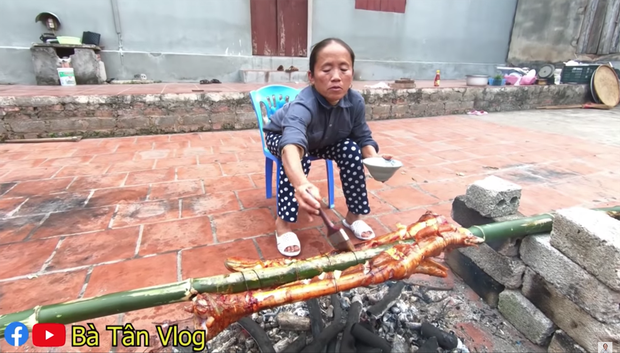 Bà Tân nướng chân đà điểu trên bếp củi.