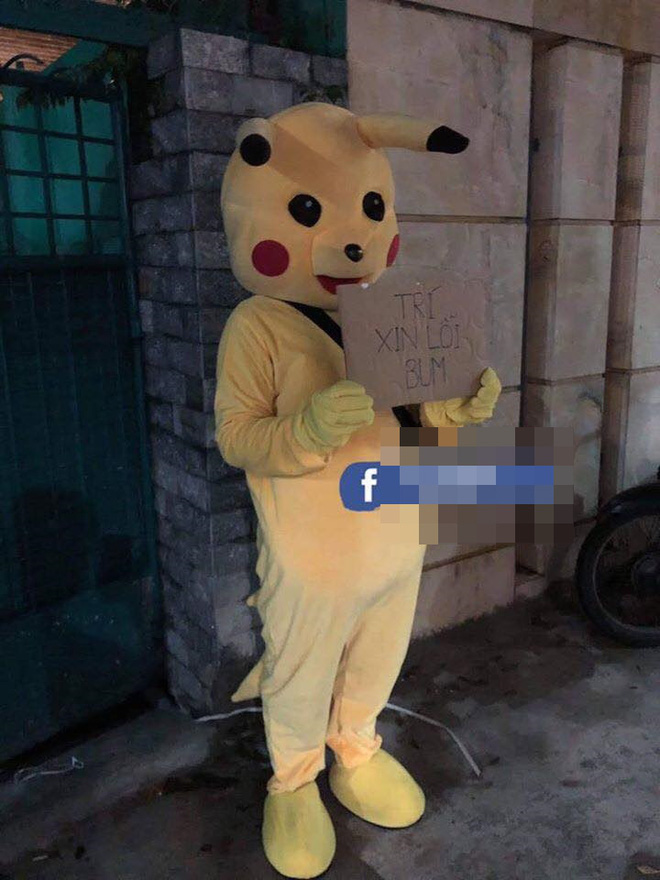 Anh chồng bị vợ giận nên đã nghĩ ra cách mặc luôn bộ đồ Pikachu để xin lỗi.