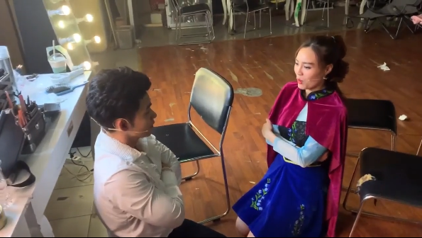 Nữ diễn viên không ngần ngại khoanh tay, quỳ gối, đồng thời đã gửi lời xin lỗi đến đàn anh.