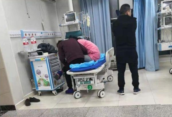 Người phụ nữ uống thuốc ngủ vì ức chế khi dạy con học bài.