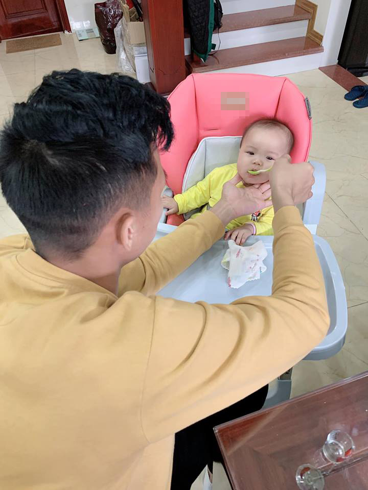 Ngoài sân bóng, Quế Ngọc Hải là một ông bố cưng chiều con hết mực.