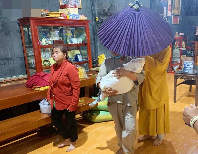 Đức Lộc được các sư thầy đưa về mái ấm lần cuối cùng.