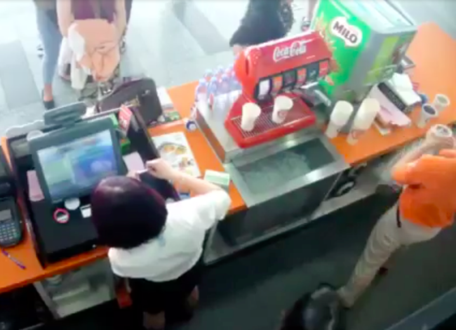 Nữ khách hàng thậm chí lao cả vào quầy thu ngân để mắng nhân viên.