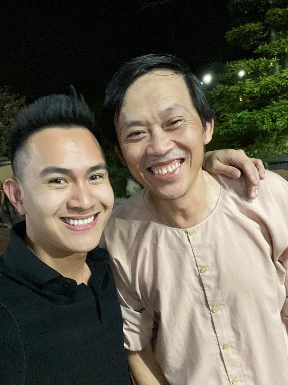Thành Vinh chụp ảnh cùng bố ruột là danh hài Hoài Linh trong dịp trở về Việt Nam mừng sinh nhật nam danh hài.