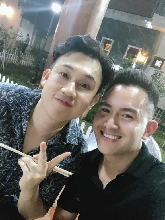 Đặc sắc nhất là chú cháu Thành Vinh và Dương Triệu Vũ trong một khung hình. Dù chênh nhau hơn chục tuổi nhưng cả hai cứ như anh em.