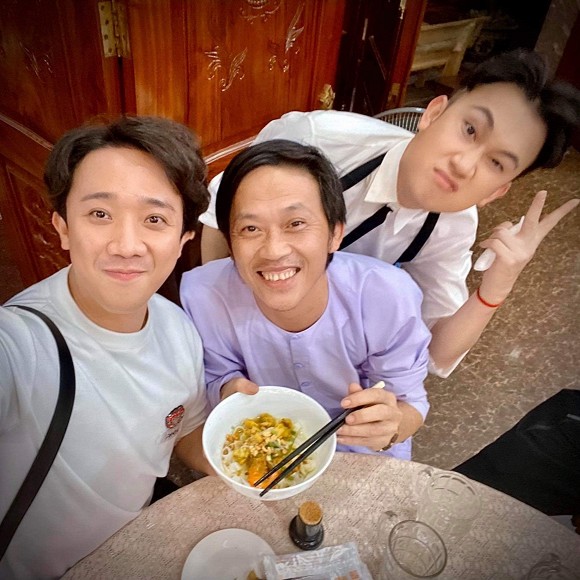 Sinh nhật Hoài Linh nhưng chiếm spotight lại là khuôn mặt xỉn của Trấn Thành.  