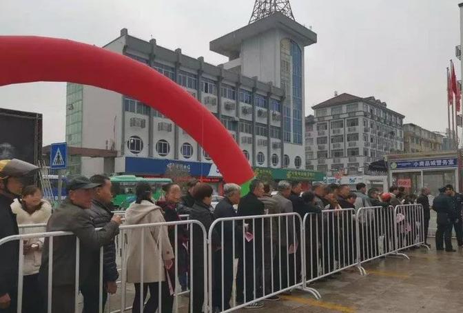 Người dân xếp hàng để được gửi tiền nhận quà.